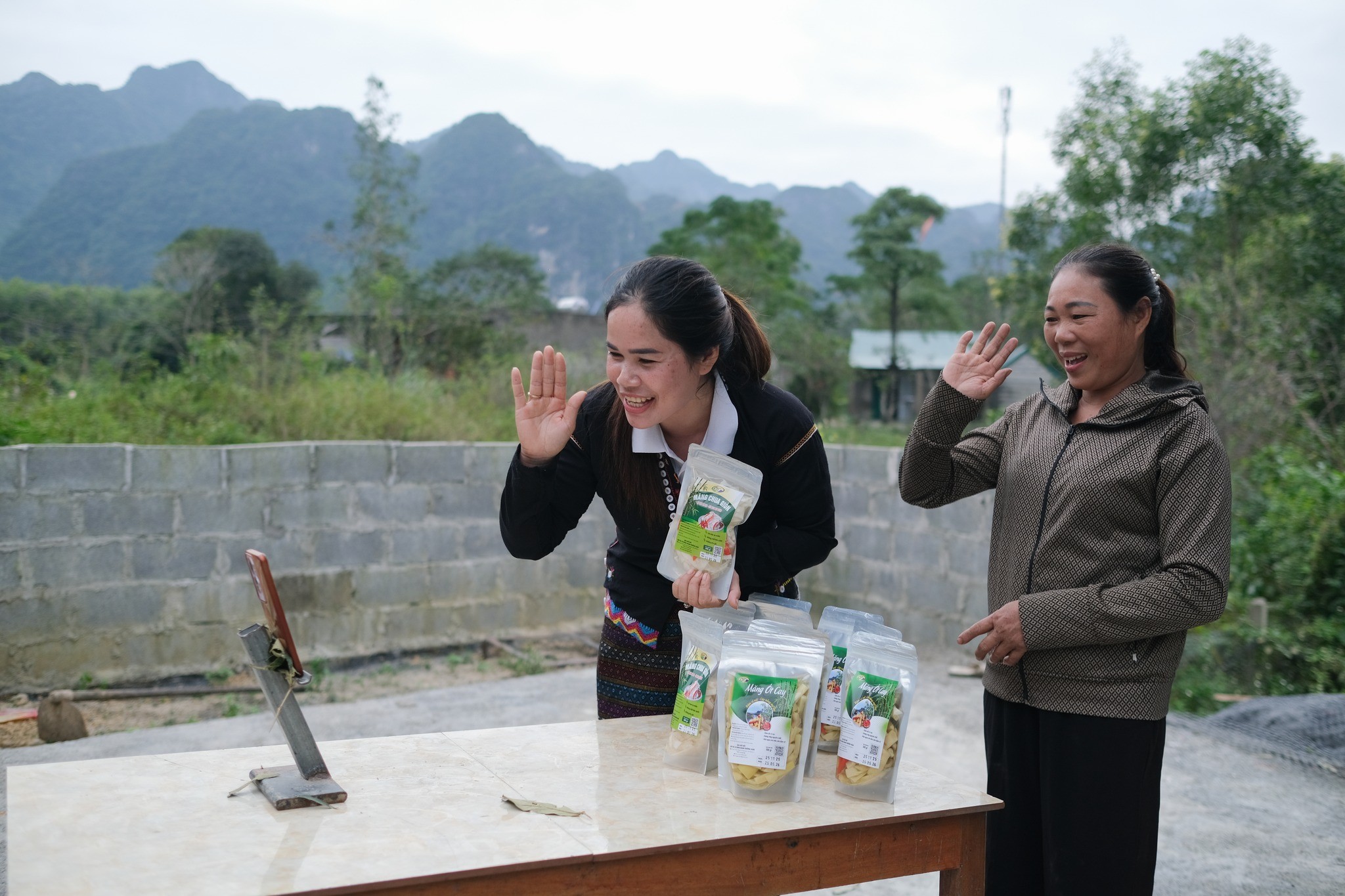 Chị Tương livestream bán sản phẩm trên mạng xã hội, mở rộng kênh tiêu thụ. Chị Tương livestream bán sản phẩm trên mạng xã hội, mở rộng kênh tiêu thụ.