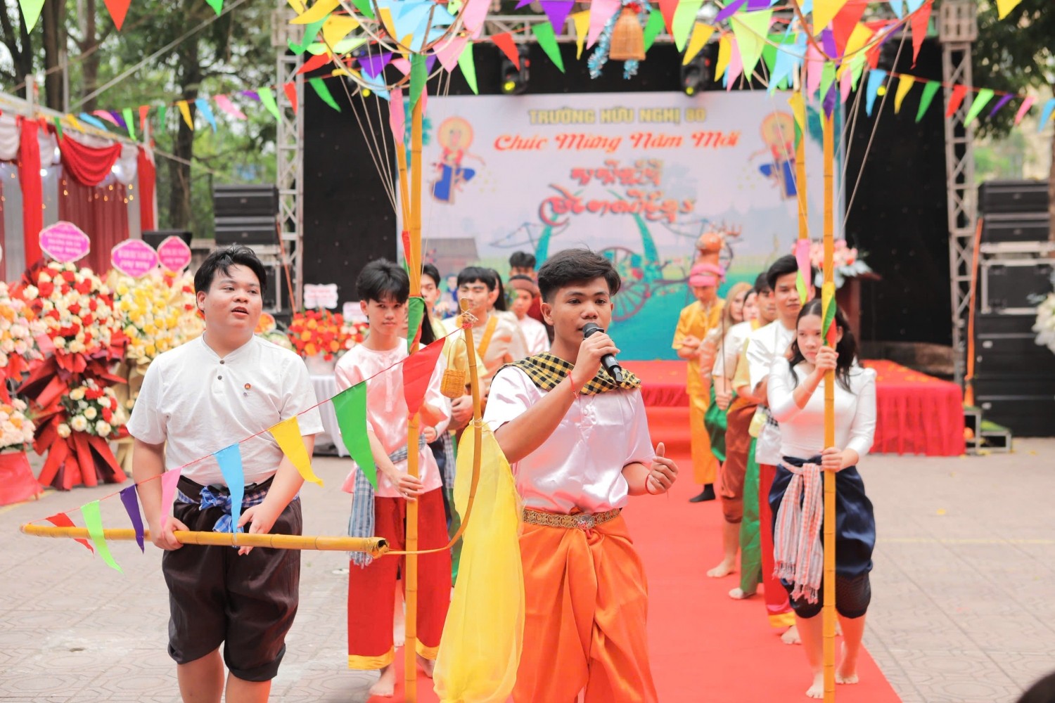 văn nghệ đặc sắc do chính các bạn lưu học sinh Campuchia biểu diễn văn nghệ đặc sắc do chính các bạn lưu học sinh Campuchia biểu diễn