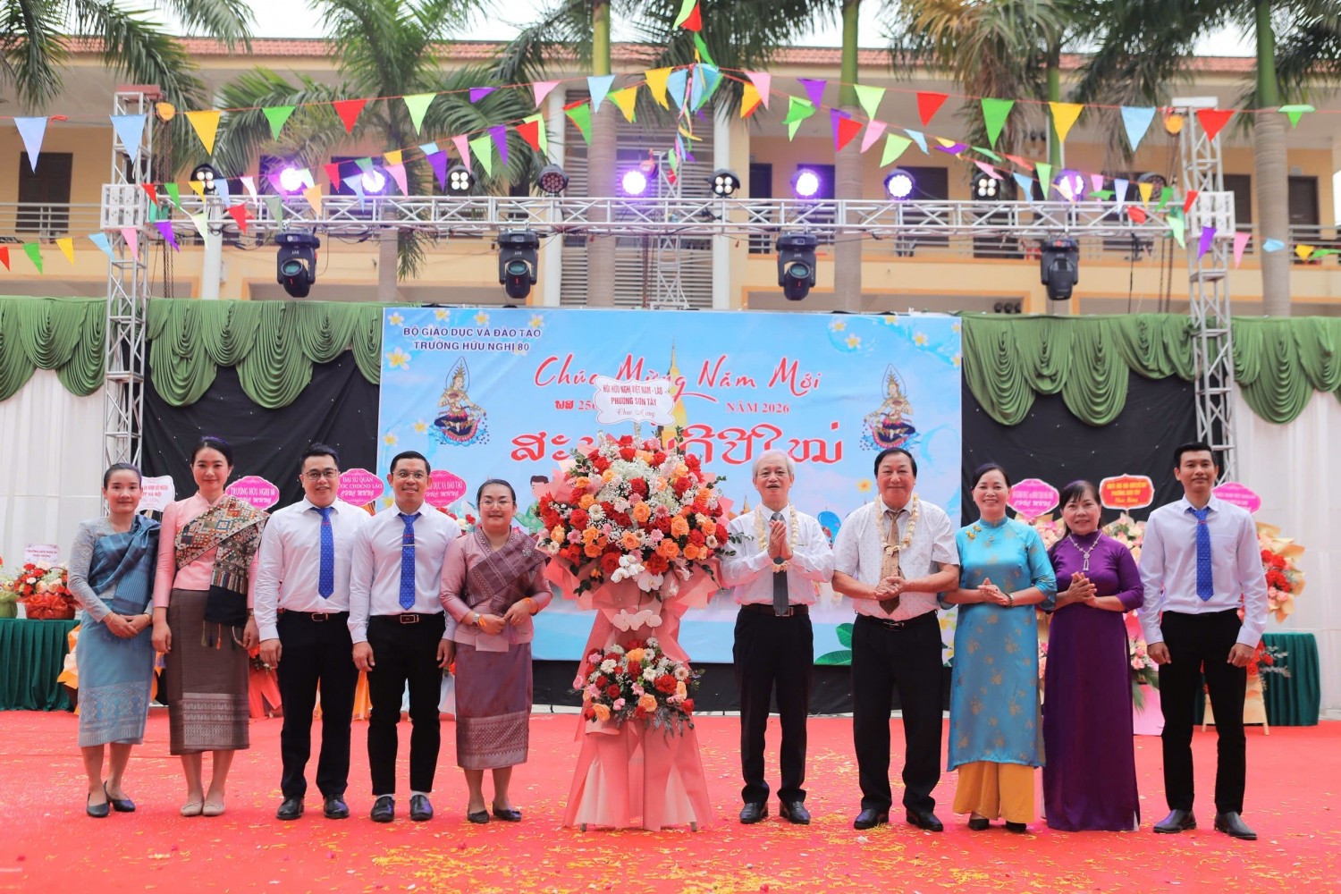 Chi hội hữu nghị Việt Nam - Lào Sơn Tây tặng hoa chúc mừng đoàn lưu học sinh Lào. (Ảnh: Trường Hữu nghị 80) Chi hội hữu nghị Việt Nam - Lào Sơn Tây tặng hoa chúc mừng đoàn lưu học sinh Lào. (Ảnh: Trường Hữu nghị 80)