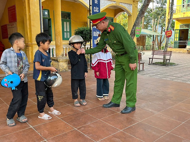 Từ bản làng đến lớp học: Gieo mầm văn hóa giao thông nơi vùng biên Từ bản làng đến lớp học: Gieo mầm văn hóa giao thông nơi vùng biên
