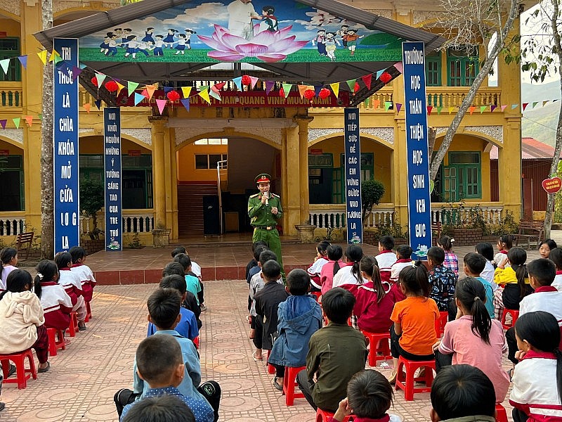 Từ bản làng đến lớp học: Gieo mầm văn hóa giao thông nơi vùng biên Từ bản làng đến lớp học: Gieo mầm văn hóa giao thông nơi vùng biên