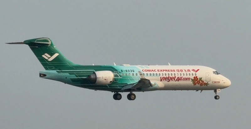 Chiếc tàu bay COMAC C909 sơn màu xanh trắng của COMAC Express và cả logo Vietjet Air. Chiếc tàu bay COMAC C909 sơn màu xanh trắng của COMAC Express và cả logo Vietjet Air.