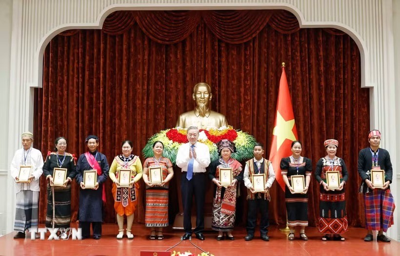 Tổng Bí thư, Chủ tịch nước: Già làng, trưởng bản góp phần củng cố khối đại đoàn kết toàn dân tộc Tổng Bí thư, Chủ tịch nước: Già làng, trưởng bản góp phần củng cố khối đại đoàn kết toàn dân tộc