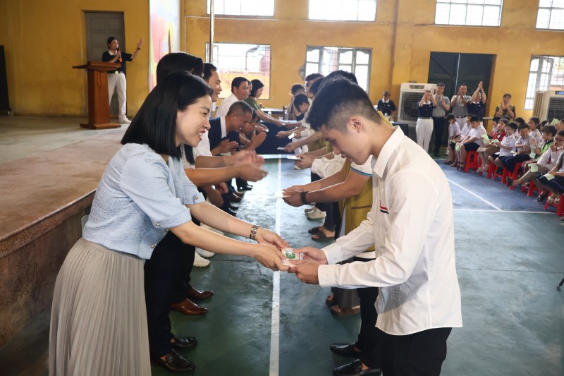 Tzu Chi trao 700 suất học bổng cho học sinh, sinh viên khó khăn ở Hải Phòng Tzu Chi trao 700 suất học bổng cho học sinh, sinh viên khó khăn ở Hải Phòng