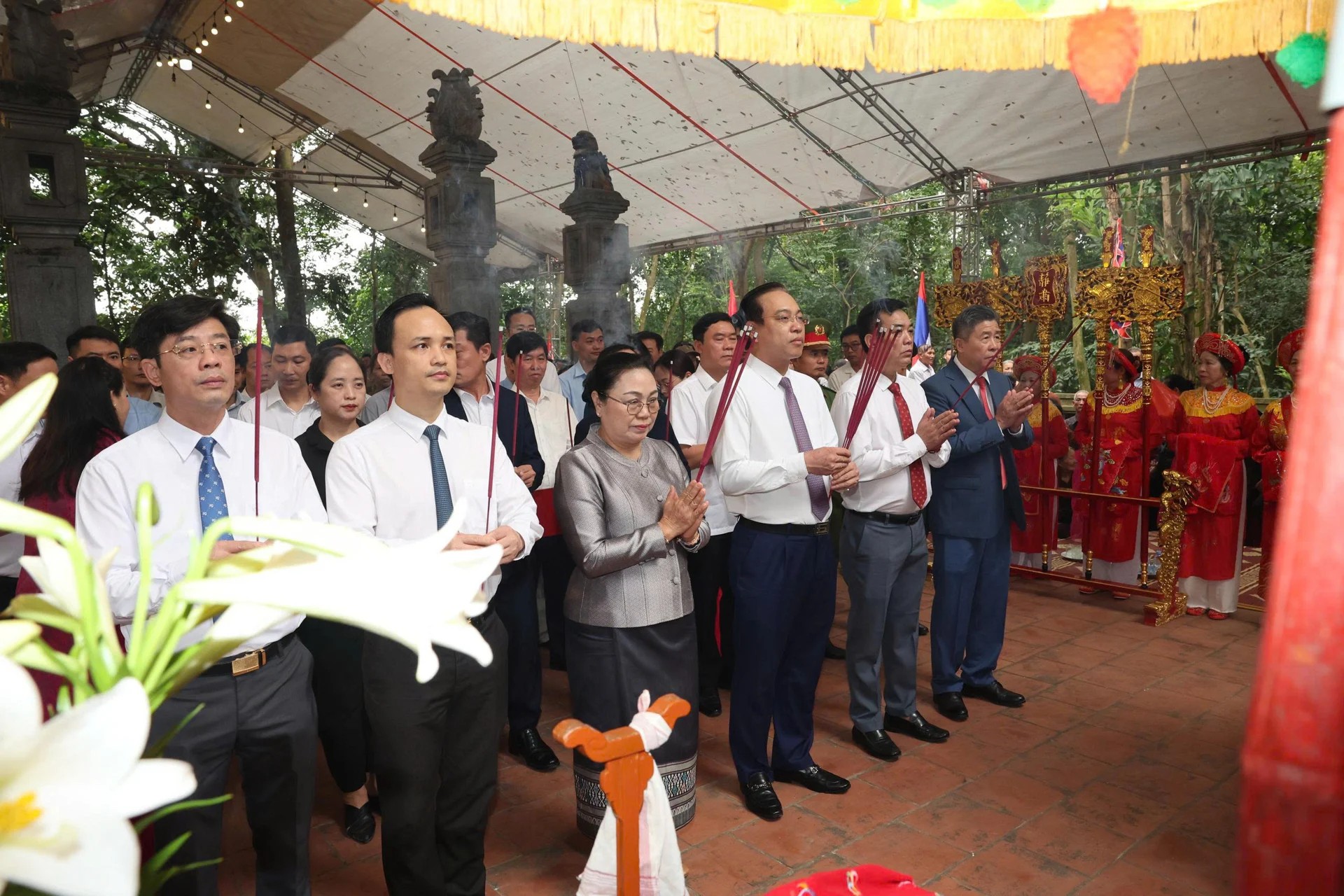 Đại biểu và nhân dân Ninh Bình dâng hương tại Đền thờ Công chúa Nhồi Hoa. Đại biểu và nhân dân Ninh Bình dâng hương tại Đền thờ Công chúa Nhồi Hoa.