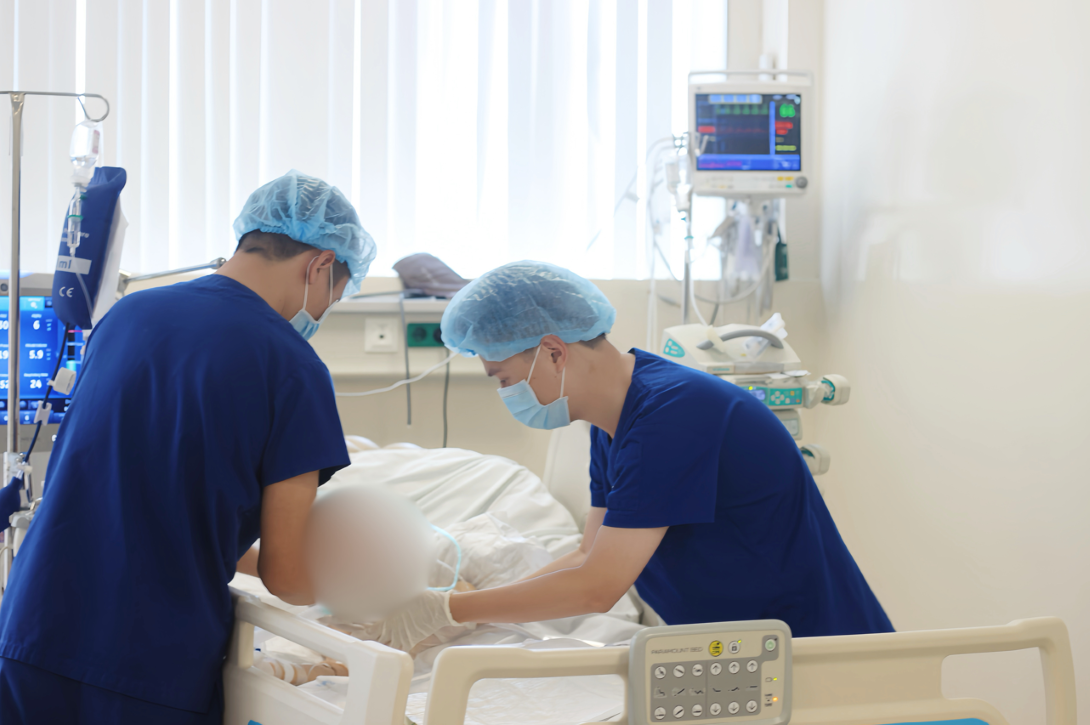Ảnh 1: Bác sĩ Trần Thái Bảo cùng ê-kíp chăm sóc cho bệnh nhi. Ảnh 1: Bác sĩ Trần Thái Bảo cùng ê-kíp chăm sóc cho bệnh nhi.