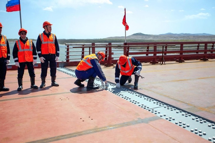 Hình ảnh do Bộ Giao thông Nga cung cấp ngày 21-4 về lễ hợp long cầu đường bộ mới Nga - Triều Tiên bắc qua sông Tumen - Ảnh: AFP Hình ảnh do Bộ Giao thông Nga cung cấp ngày 21-4 về lễ hợp long cầu đường bộ mới Nga - Triều Tiên bắc qua sông Tumen - Ảnh: AFP