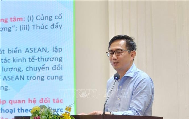 Đại sứ Trần Đức Bình, Vụ trưởng Vụ ASEAN, Bộ Ngoại giao giới thiệu về Đề án tổng thể của Việt Nam tham gia xây dựng Cộng đồng ASEAN. Đại sứ Trần Đức Bình, Vụ trưởng Vụ ASEAN, Bộ Ngoại giao giới thiệu về Đề án tổng thể của Việt Nam tham gia xây dựng Cộng đồng ASEAN.