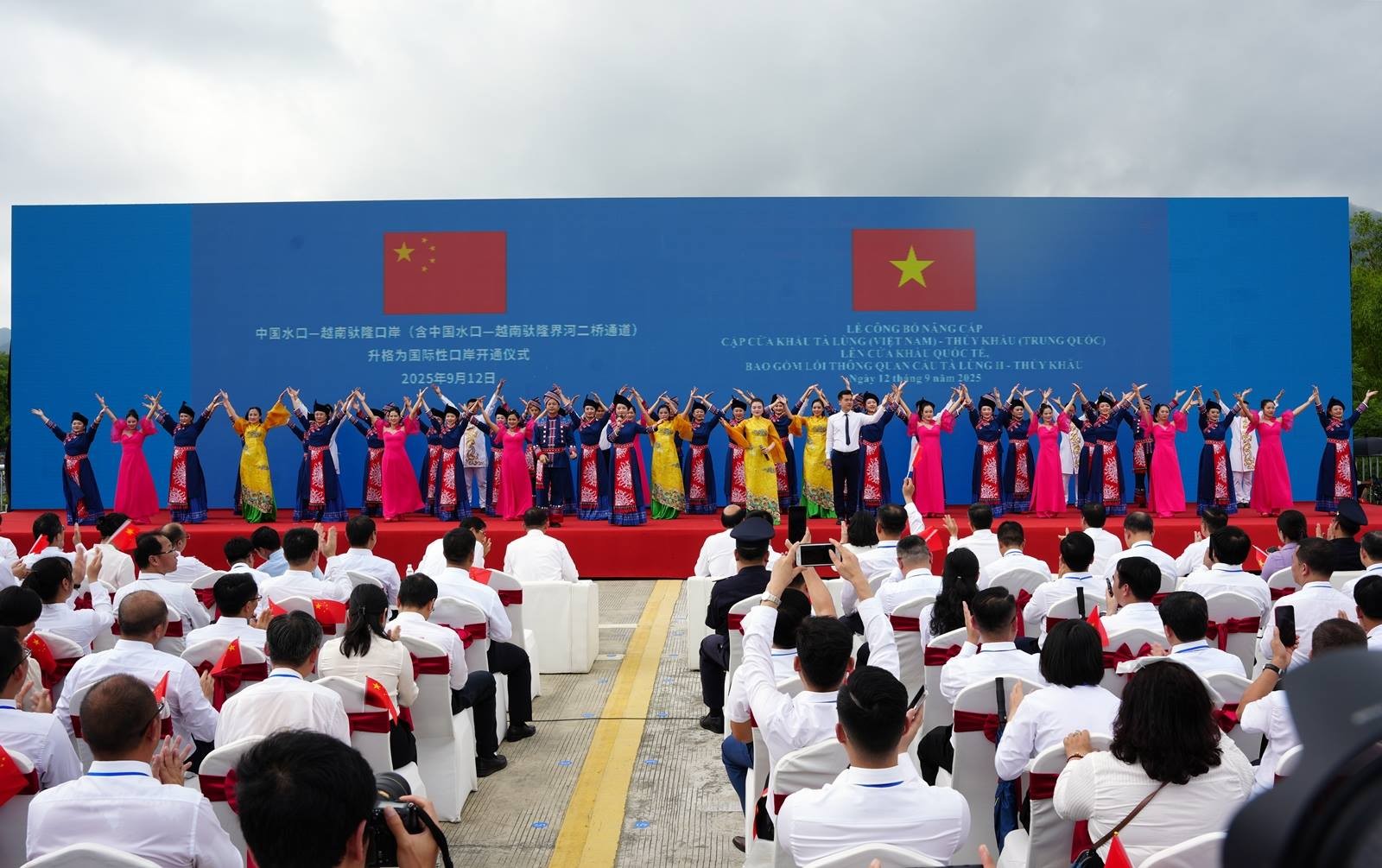 Chủ trương hợp tác với các nước láng giềng chung biên giới của Đảng và Nhà nước Việt Nam trong kỷ nguyên mới Chủ trương hợp tác với các nước láng giềng chung biên giới của Đảng và Nhà nước Việt Nam trong kỷ nguyên mới