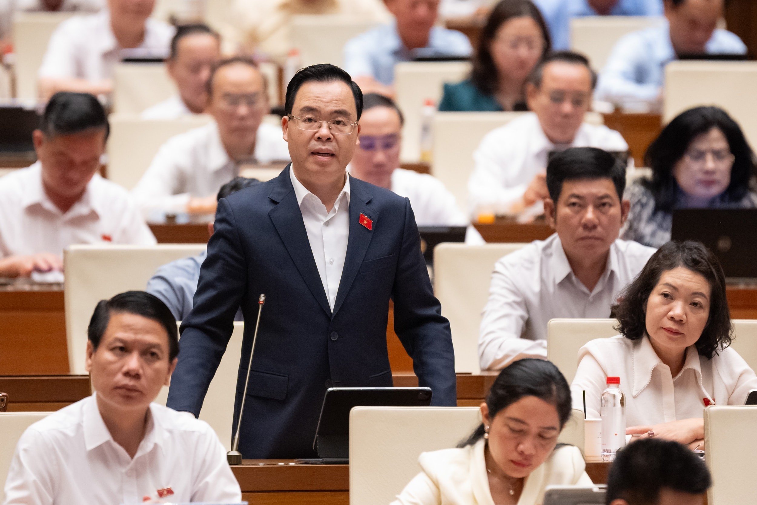 Đại biểu Quốc hội Trần Văn Khải (đoàn Ninh Bình) phát biểu. Đại biểu Quốc hội Trần Văn Khải (đoàn Ninh Bình) phát biểu.