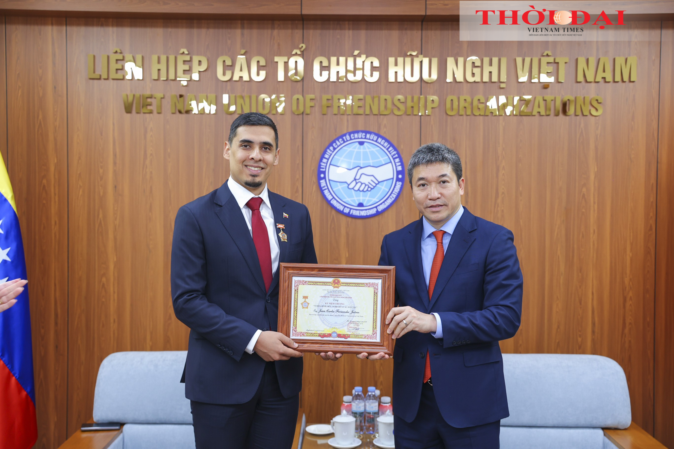 Chủ tịch Liên hiệp các tổ chức hữu nghị Việt Nam Phan Anh Sơn trao Kỷ niệm chương Mở rộng không gian hợp tác Việt Nam - Venezuela trong nhiệm kỳ Đại sứ Juan Carlos Fernandes Juaréz