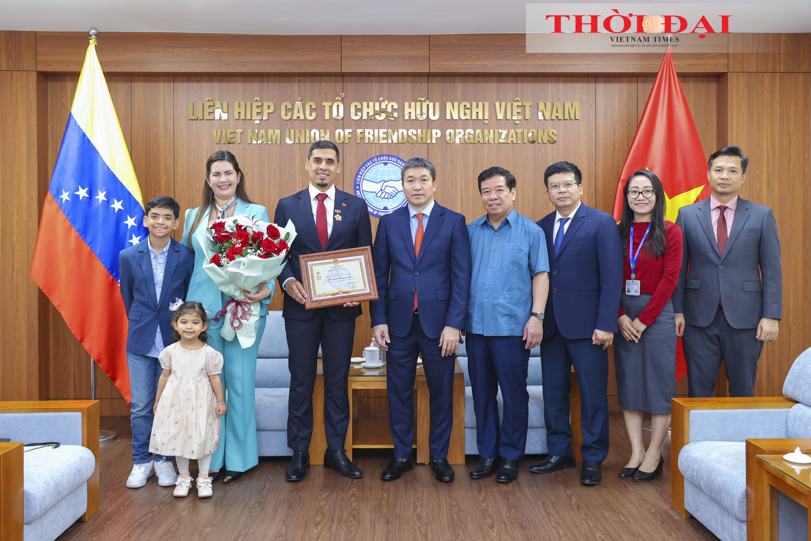 Chủ tịch Liên hiệp các tổ chức hữu nghị Việt Nam Phan Anh Sơn cùng các đại biểu chụp ảnh lưu niệm cùng gia đình Đại sứ Venezuela tại Việt Nam Juan Carlos Fernandes Juaréz. (Ảnh: Đinh Hòa) Chủ tịch Liên hiệp các tổ chức hữu nghị Việt Nam Phan Anh Sơn cùng các đại biểu chụp ảnh lưu niệm cùng gia đình Đại sứ Venezuela tại Việt Nam Juan Carlos Fernandes Juaréz. (Ảnh: Đinh Hòa)