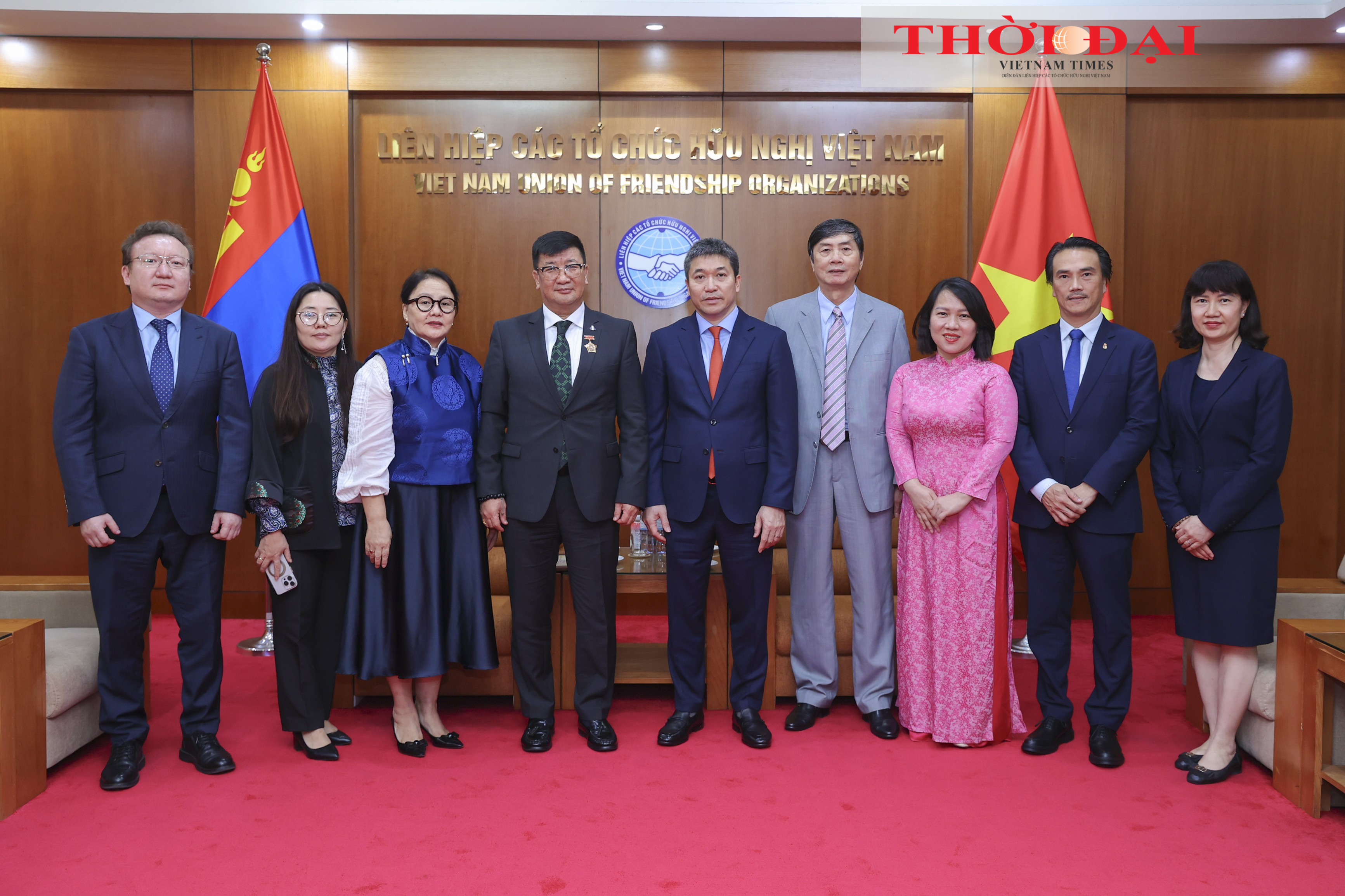 Chủ tịch Liên hiệp các tổ chức hữu nghị Việt Nam Phan Anh Sơn, Phó Chủ tịch Hội hữu nghị Việt Nam - Mông Cổ Hoàng Tuấn Thịnh (thứ tư từ phải sang) cùng các đại biểu chụp ảnh với Đại sứ Mông Cổ tại Việt Nam Jigjee Sereejav và Phu nhân. (Ảnh: Đinh Hòa)