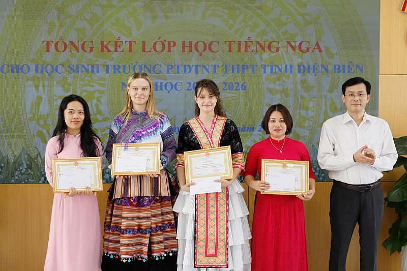 Điện Biên: 50 học sinh dân tộc thiểu số hoàn thành khóa học tiếng Nga đầu tiên Điện Biên: 50 học sinh dân tộc thiểu số hoàn thành khóa học tiếng Nga đầu tiên