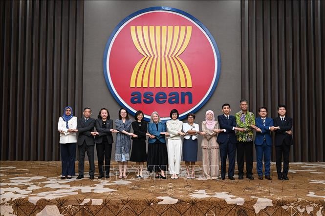 Trưởng Phái đoàn đại diện thường trực Việt Nam tại ASEAN, Đại sứ Tôn Thị Ngọc Hương chụp ảnh lưu niệm cùng các đại biểu tham gia sự kiện. Ảnh: Minh Thái/PV TTXVN tại Indonesia Trưởng Phái đoàn đại diện thường trực Việt Nam tại ASEAN, Đại sứ Tôn Thị Ngọc Hương chụp ảnh lưu niệm cùng các đại biểu tham gia sự kiện. Ảnh: Minh Thái/PV TTXVN tại Indonesia