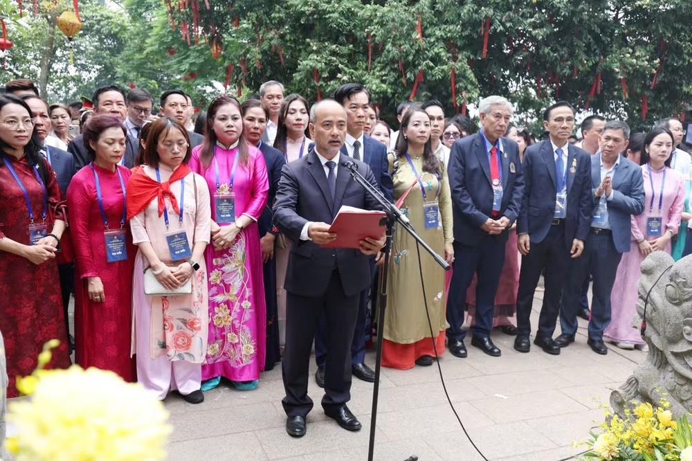 Đoàn kiều bào tiêu biểu báo cáo trước Điện Kính Thiên. (Ảnh: Báo Nhân Dân) Đoàn kiều bào tiêu biểu báo cáo trước Điện Kính Thiên. (Ảnh: Báo Nhân Dân)