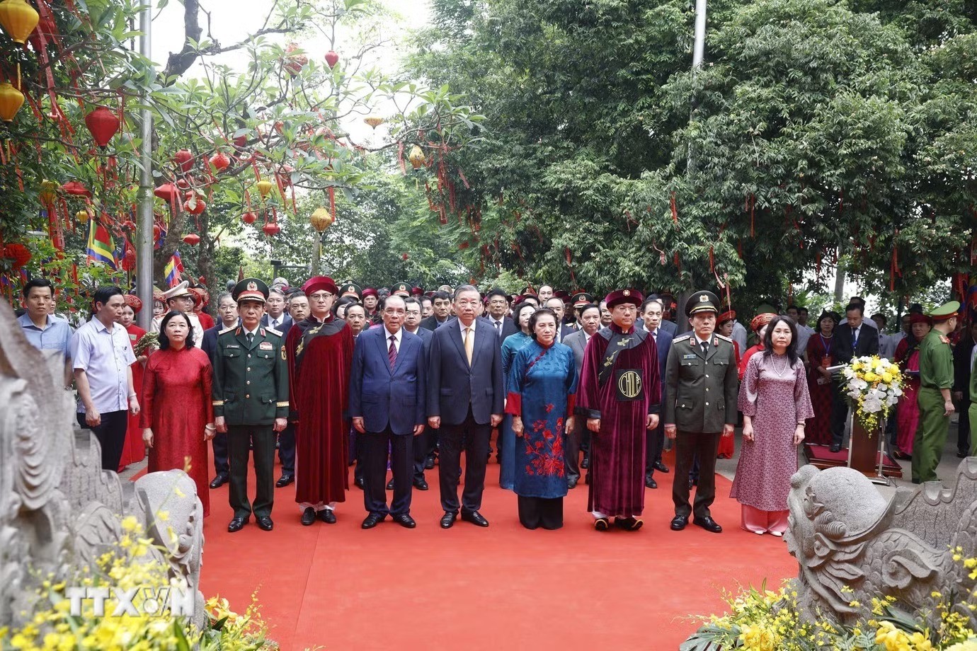 Tổng Bí thư, Chủ tịch nước Tô Lâm dâng hương tưởng niệm các Vua Hùng tại Phú Thọ Tổng Bí thư, Chủ tịch nước Tô Lâm dâng hương tưởng niệm các Vua Hùng tại Phú Thọ