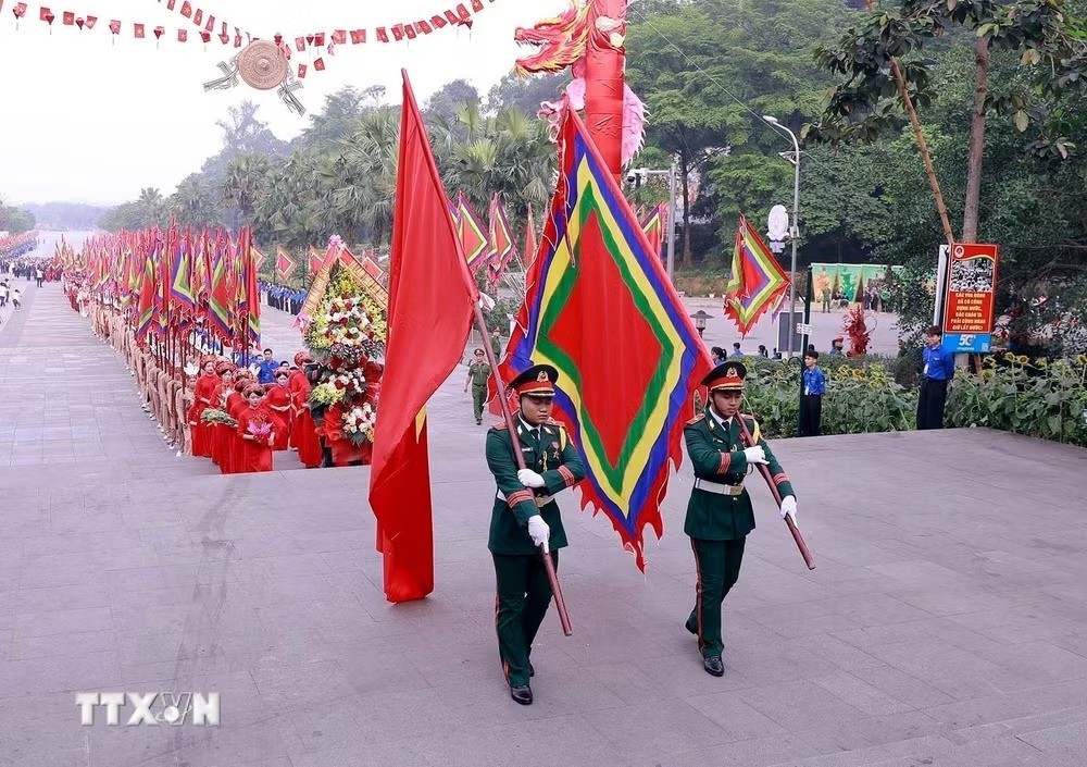 Tổng Bí thư, Chủ tịch nước Tô Lâm dâng hương tưởng niệm các Vua Hùng tại Phú Thọ Tổng Bí thư, Chủ tịch nước Tô Lâm dâng hương tưởng niệm các Vua Hùng tại Phú Thọ