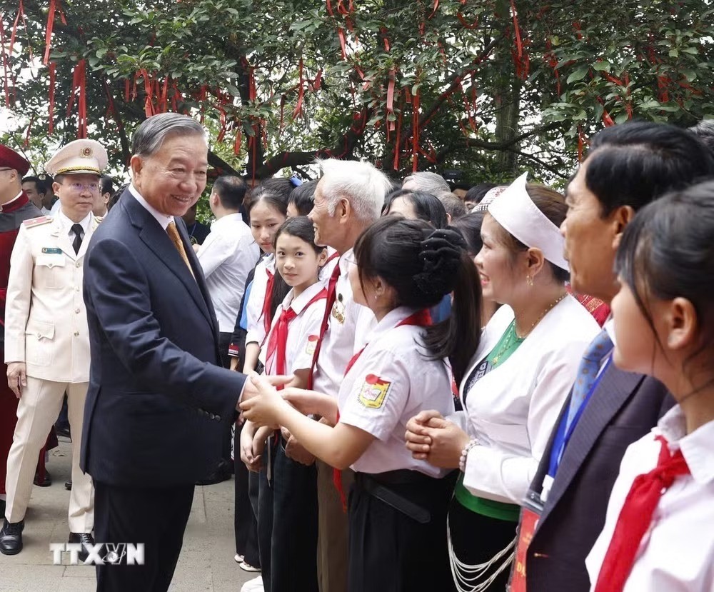 Tổng Bí thư, Chủ tịch nước Tô Lâm dâng hương tưởng niệm các Vua Hùng tại Phú Thọ Tổng Bí thư, Chủ tịch nước Tô Lâm dâng hương tưởng niệm các Vua Hùng tại Phú Thọ