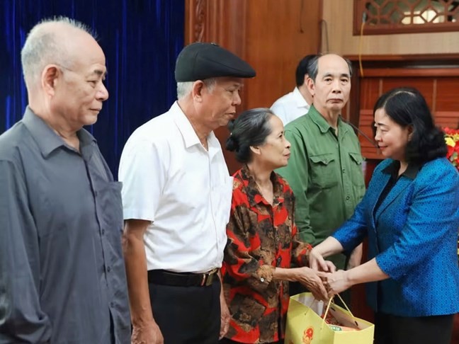 Bà Bùi Thị Minh Hoài, Ủy viên Bộ Chính trị, Bí thư Trung ương Đảng, Chủ tịch Ủy ban Trung ương MTTQ Việt Nam tặng quà gia đình chính sách, người nghèo, người có hoàn cảnh khó khăn trên địa bàn tỉnh Ninh Bình. (Ảnh: Thanh Tuấn/TTXVN) Bà Bùi Thị Minh Hoài, Ủy viên Bộ Chính trị, Bí thư Trung ương Đảng, Chủ tịch Ủy ban Trung ương MTTQ Việt Nam tặng quà gia đình chính sách, người nghèo, người có hoàn cảnh khó khăn trên địa bàn tỉnh Ninh Bình. (Ảnh: Thanh Tuấn/TTXVN)