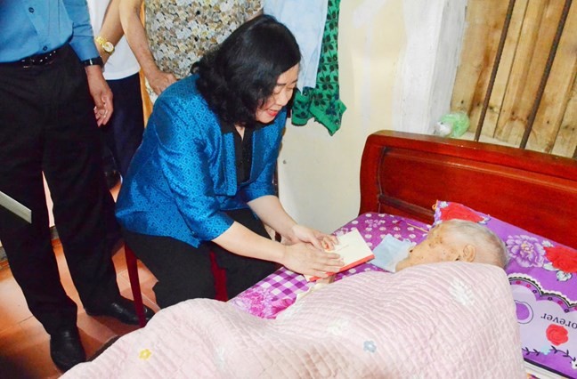 Bà Bùi Thị Minh Hoài, Ủy viên Bộ Chính trị, Bí thư Trung ương Đảng, Chủ tịch Ủy ban Trung ương MTTQ Việt Nam thăm hỏi, động viên Mẹ Việt Nam Anh hùng Trần Thị Sách. Bà Bùi Thị Minh Hoài, Ủy viên Bộ Chính trị, Bí thư Trung ương Đảng, Chủ tịch Ủy ban Trung ương MTTQ Việt Nam thăm hỏi, động viên Mẹ Việt Nam Anh hùng Trần Thị Sách.