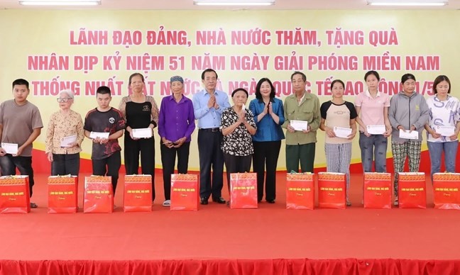 Chủ tịch Ủy ban Trung ương MTTQ Việt Nam Bùi Thị Minh Hoài trao quà cho các gia đình chính sách và người nghèo. Chủ tịch Ủy ban Trung ương MTTQ Việt Nam Bùi Thị Minh Hoài trao quà cho các gia đình chính sách và người nghèo.