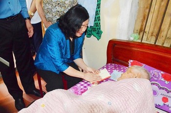 Chủ tịch Ủy ban MTTQ Việt Nam Bùi Thị Minh Hoài thăm, tặng quà gia đình chính sách tại Ninh Bình, Thanh Hóa