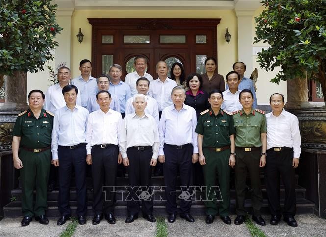 Tổng Bí thư, Chủ tịch nước Tô Lâm thăm các đồng chí nguyên lãnh đạo Đảng, Nhà nước và Mẹ Việt Nam Anh hùng Tổng Bí thư, Chủ tịch nước Tô Lâm thăm các đồng chí nguyên lãnh đạo Đảng, Nhà nước và Mẹ Việt Nam Anh hùng