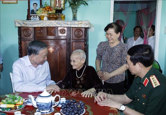 Tổng Bí thư, Chủ tịch nước Tô Lâm thăm các đồng chí nguyên lãnh đạo Đảng, Nhà nước và Mẹ Việt Nam Anh hùng Tổng Bí thư, Chủ tịch nước Tô Lâm thăm các đồng chí nguyên lãnh đạo Đảng, Nhà nước và Mẹ Việt Nam Anh hùng