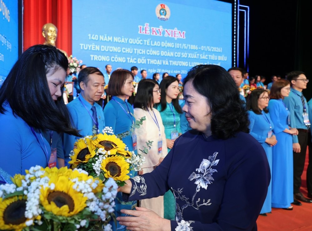 Hơn 1.000 đoàn viên, công nhân lao động diễu hành kỷ niệm 140 năm Ngày Quốc tế Lao động Hơn 1.000 đoàn viên, công nhân lao động diễu hành kỷ niệm 140 năm Ngày Quốc tế Lao động