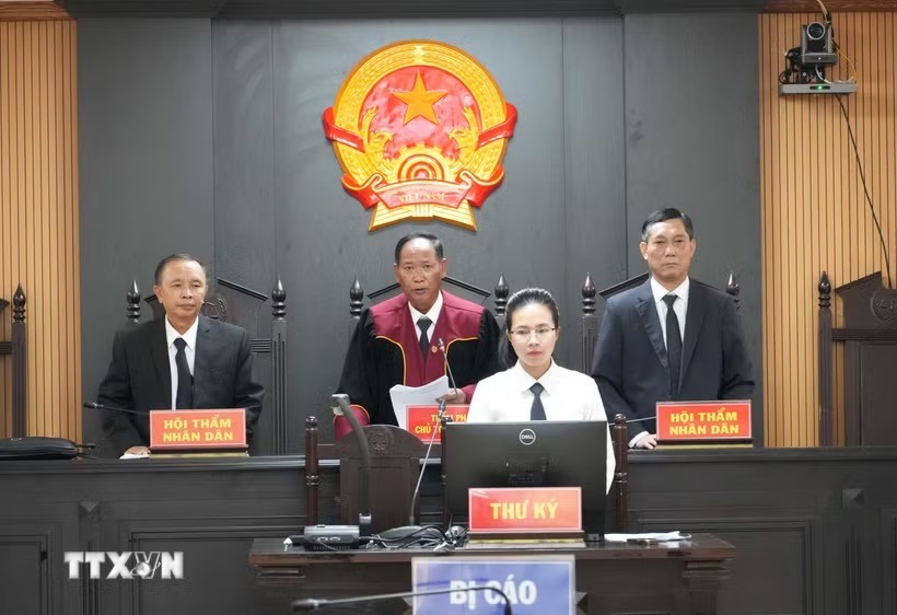 Tuyên phạt Nguyễn Đình Thắng 11 năm tù về tội "khủng bố" Tuyên phạt Nguyễn Đình Thắng 11 năm tù về tội "khủng bố"
