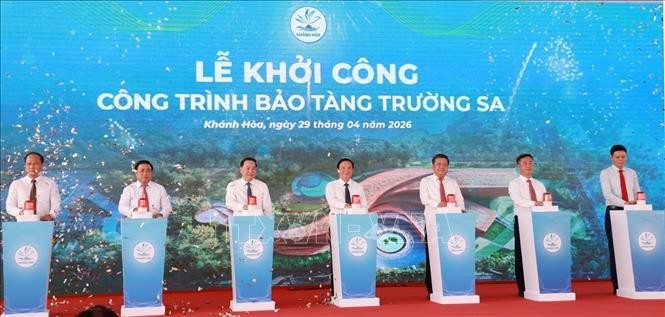 Các đại biểu ấn nút khởi công. Ảnh: Xuân Triệu/TTXVN Các đại biểu ấn nút khởi công. Ảnh: Xuân Triệu/TTXVN