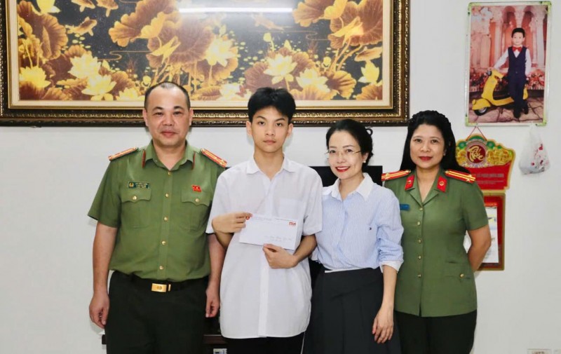 Thượng tá Lưu Hồng Quân - Phó trưởng ban Biên tập An ninh Thủ đô cùng bà Nguyễn Cẩm Phượng - Phó Giám đốc Đối ngoại, Tập đoàn Tân Hiệp Phát trao quà cho cháu Gia Bảo - con đồng chí Phan Đức Sơn, cán bộ Phòng Cảnh sát Cơ động, Công an TP Hà Nội qua đời cách đây hơn 12 năm Thượng tá Lưu Hồng Quân - Phó trưởng ban Biên tập An ninh Thủ đô cùng bà Nguyễn Cẩm Phượng - Phó Giám đốc Đối ngoại, Tập đoàn Tân Hiệp Phát trao quà cho cháu Gia Bảo - con đồng chí Phan Đức Sơn, cán bộ Phòng Cảnh sát Cơ động, Công an TP Hà Nội qua đời cách đây hơn 12 năm