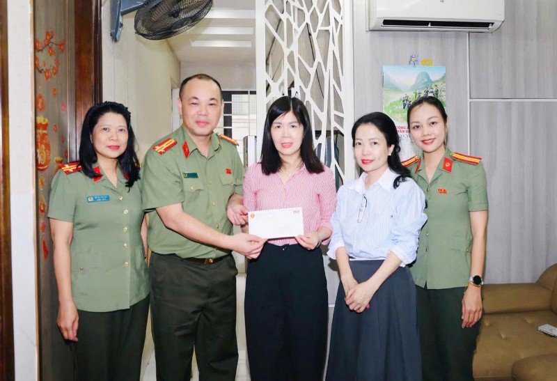 Đoàn công tác trao tặng quà hỗ trợ hai con của Liệt sĩ Nguyễn Văn Út Đoàn công tác trao tặng quà hỗ trợ hai con của Liệt sĩ Nguyễn Văn Út