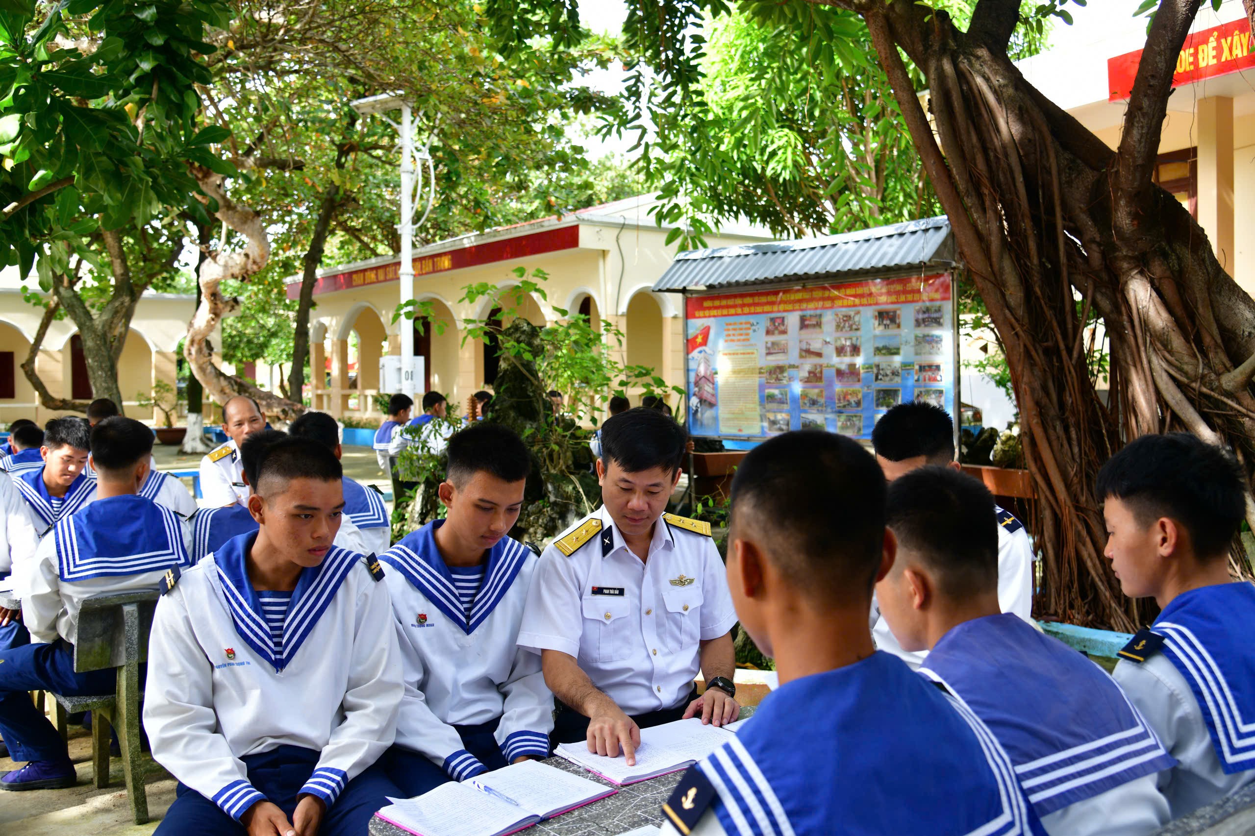 Quân, dân Trường Sa sôi nổi chào mừng ngày 30/4 và 1/5 Quân, dân Trường Sa sôi nổi chào mừng ngày 30/4 và 1/5