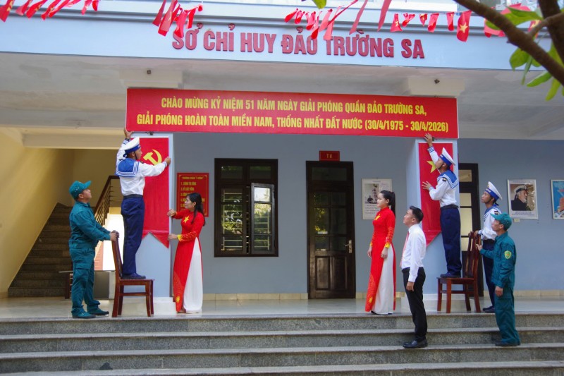 Quân, dân Trường Sa sôi nổi chào mừng ngày 30/4 và 1/5 Quân, dân Trường Sa sôi nổi chào mừng ngày 30/4 và 1/5