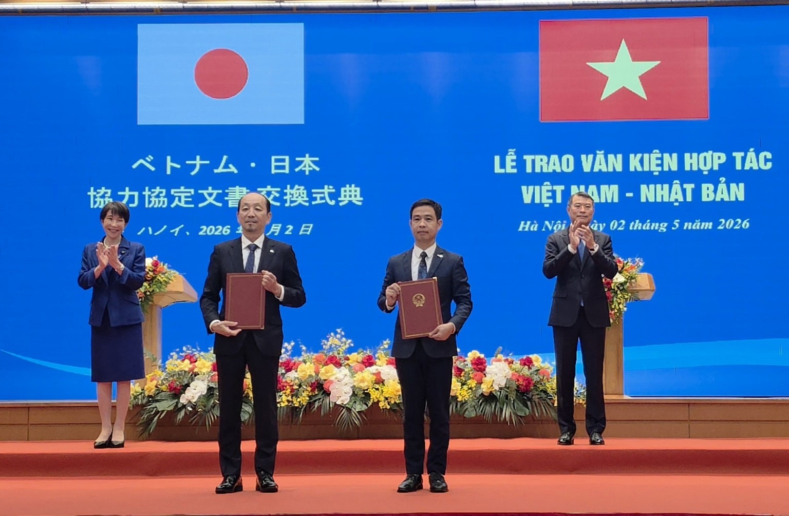 Thủ tướng Lê Minh Hưng và Thủ tướng Nhật Bản Takaichi Sanae chứng kiến lễ trao các văn kiện hợp tác song phương.