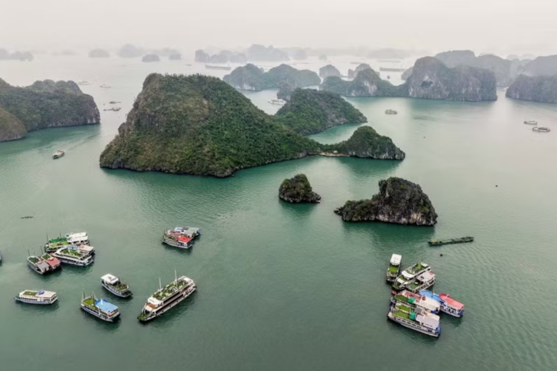 Cảnh quan thiên nhiên tuyệt đẹp của Vịnh Hạ Long thu hút nhiều du khách tới tham quan, khám phá. Cảnh quan thiên nhiên tuyệt đẹp của Vịnh Hạ Long thu hút nhiều du khách tới tham quan, khám phá.