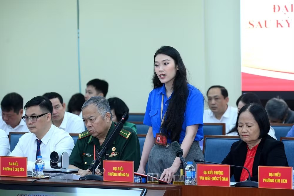 Cử tri phường Đống Đa phát biểu, nêu kiến nghị với các Đại biểu Quốc hội. (Ảnh: Đăng Khoa)