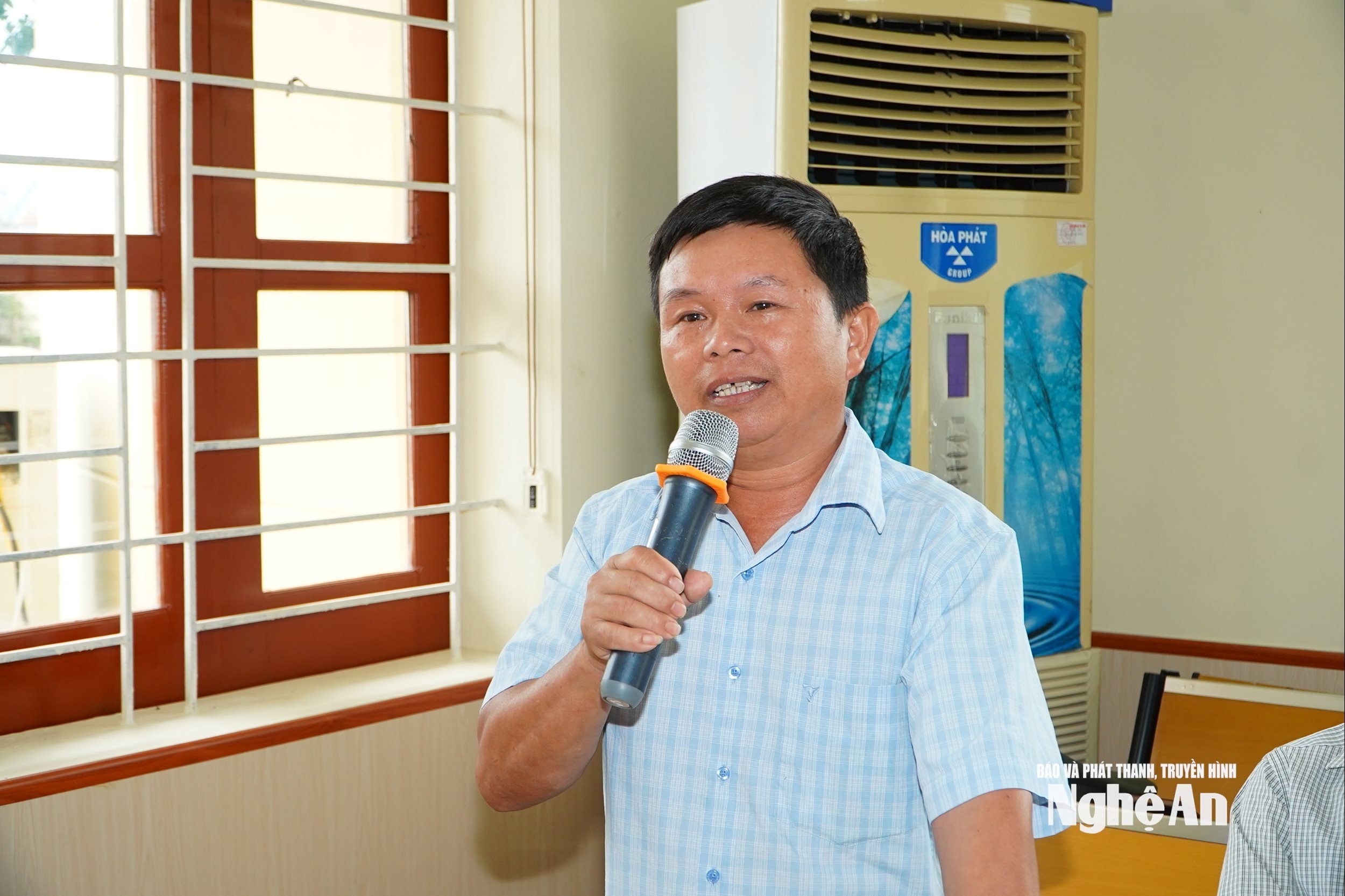 Cử tri xã Tân Kỳ phát biểu ý kiến tại hội nghị. Ảnh: Bông Mai