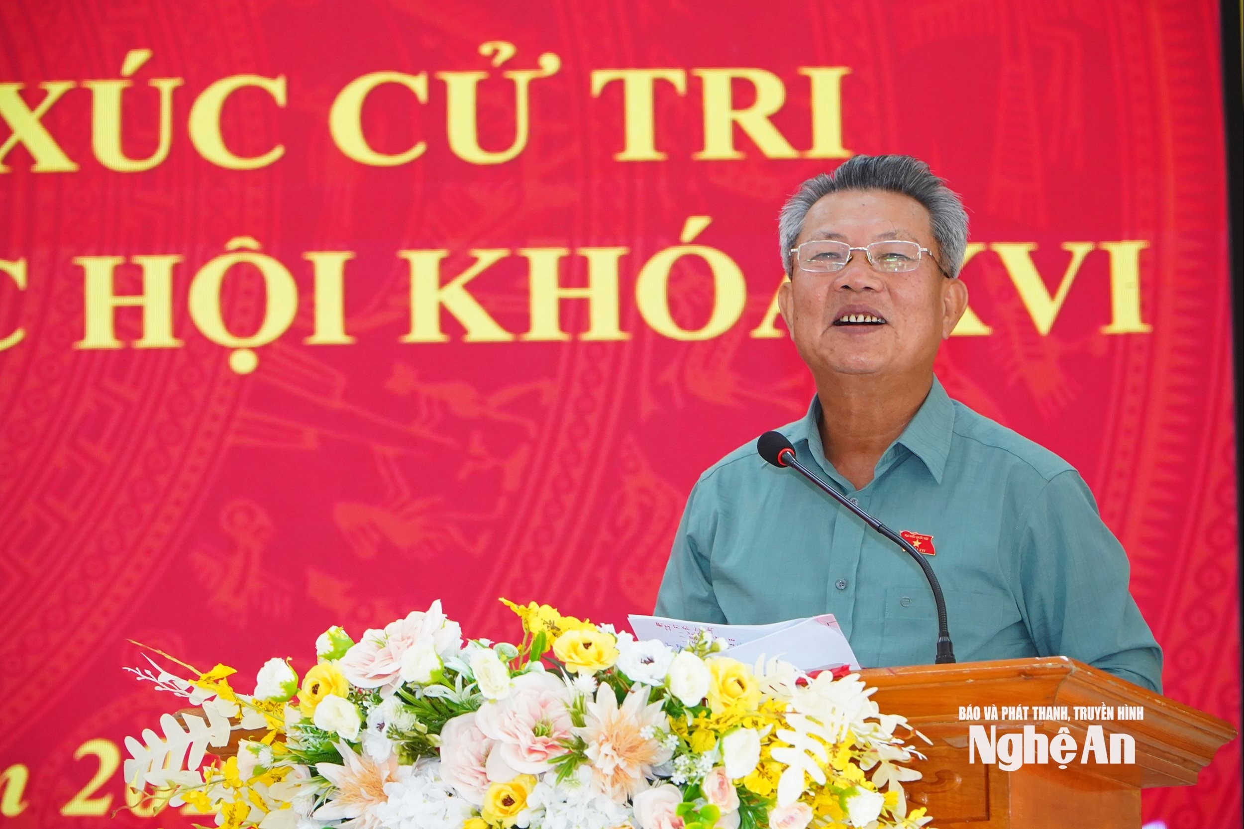 ĐBQH Nguyễn Sỹ Hội tiếp thu, giải đáp một số kiến nghị của cử tri. (Ảnh: Bông Mai)