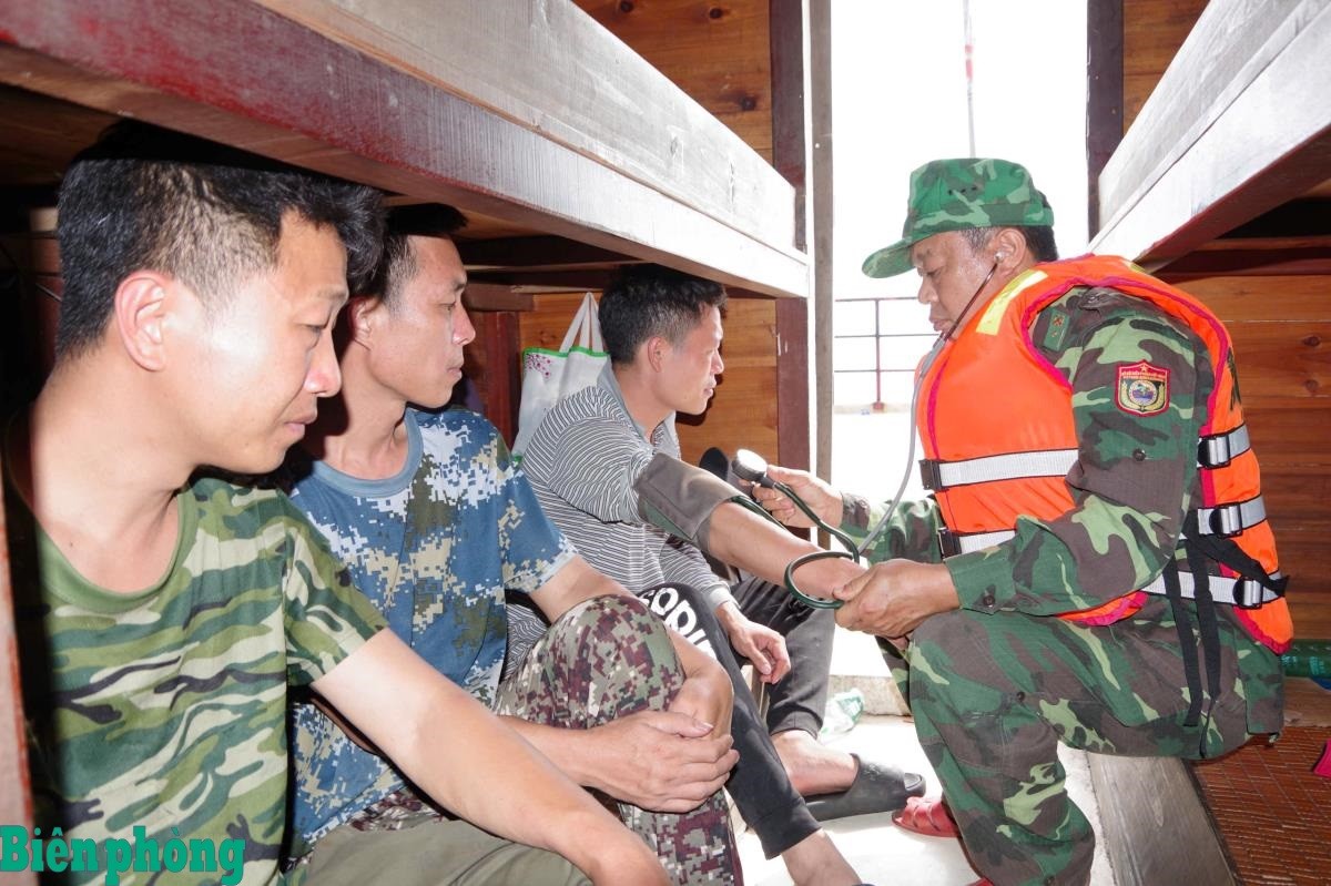 Đồn Biên phòng Bạch Long Vĩ cứu nạn thành công 2 tàu cá nước ngoài