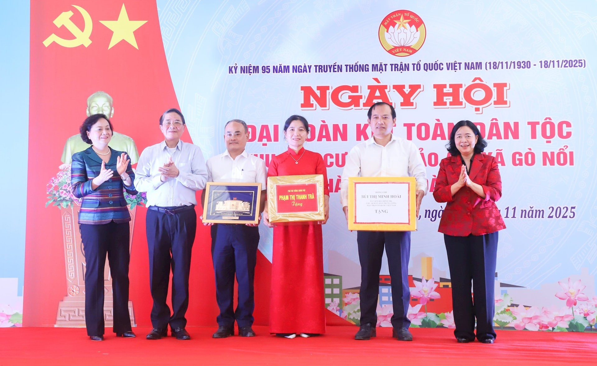 Chủ tịch Ủy ban Trung ương MTTQ Việt Nam Bùi Thị Minh Hoài tặng quà cho xã Gò Nổi, thành phố Đà Nẵng tại Ngày hội đại đoàn kết toàn dân tộc ngày 18/11/2025. Chủ tịch Ủy ban Trung ương MTTQ Việt Nam Bùi Thị Minh Hoài tặng quà cho xã Gò Nổi, thành phố Đà Nẵng tại Ngày hội đại đoàn kết toàn dân tộc ngày 18/11/2025.
