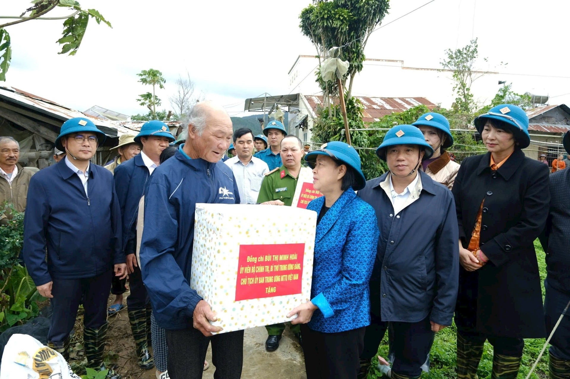 Ủy viên Bộ Chính trị, Bí thư Trung ương Đảng, Chủ tịch Ủy ban Trung ương MTTQ Việt Nam Bùi Thị Minh Hoài tặng quà, động viên người dân vùng lũ xã Ka Đô, tỉnh Lâm Đồng, ngày 22/11/2025 Ủy viên Bộ Chính trị, Bí thư Trung ương Đảng, Chủ tịch Ủy ban Trung ương MTTQ Việt Nam Bùi Thị Minh Hoài tặng quà, động viên người dân vùng lũ xã Ka Đô, tỉnh Lâm Đồng, ngày 22/11/2025