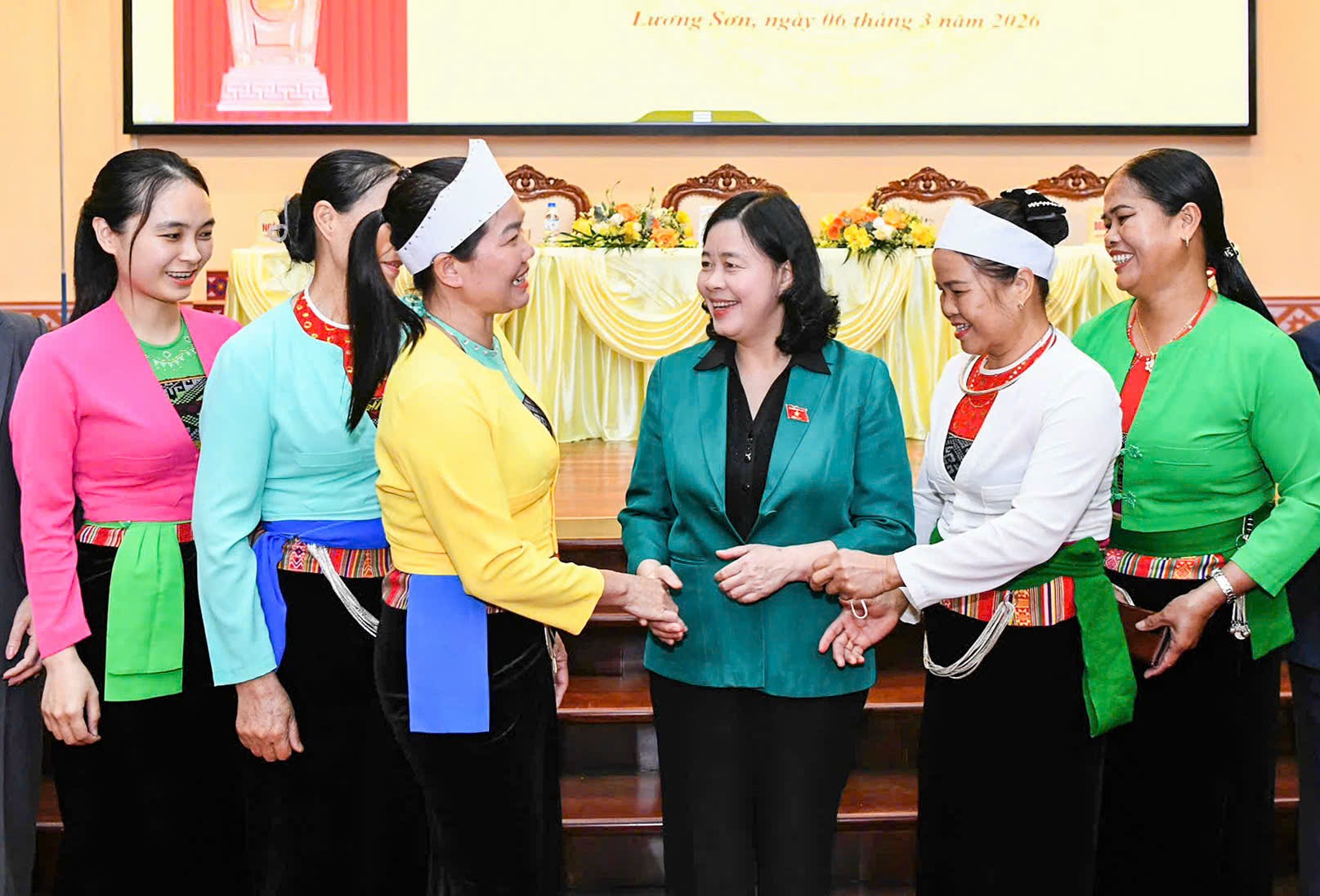 Ủy viên Bộ Chính trị, Bí thư Trung ương Đảng, Bí thư Đảng ủy MTTQ, các đoàn thể Trung ương, Chủ tịch UBTƯ MTTQ Việt Nam Bùi Thị Minh Hoài cùng với cử tri tham dự Hội nghị tiếp xúc cử tri Ủy viên Bộ Chính trị, Bí thư Trung ương Đảng, Bí thư Đảng ủy MTTQ, các đoàn thể Trung ương, Chủ tịch UBTƯ MTTQ Việt Nam Bùi Thị Minh Hoài cùng với cử tri tham dự Hội nghị tiếp xúc cử tri
