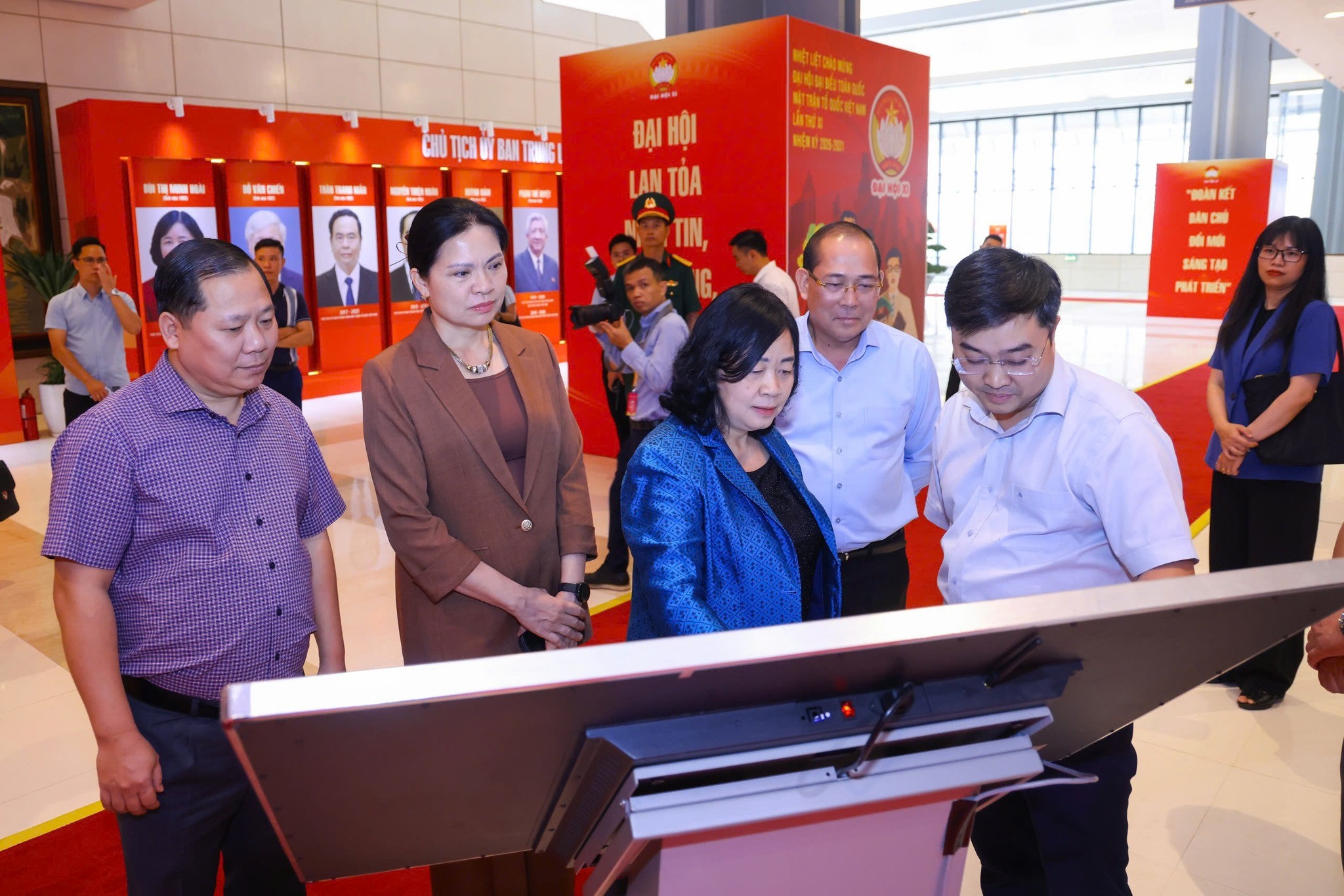 Chủ tịch Bùi Thị Minh Hoài cùng các đồng chí trong Ban Thường trực trải nghiệm Không gian Mặt trận Tổ quốc Việt Nam - Nòng cốt chính trị trong tập hợp, đoàn kết và phát huy vai trò của nhân dân trong kỷ nguyên mới theo tinh thần Đại hội XIV của Đảng