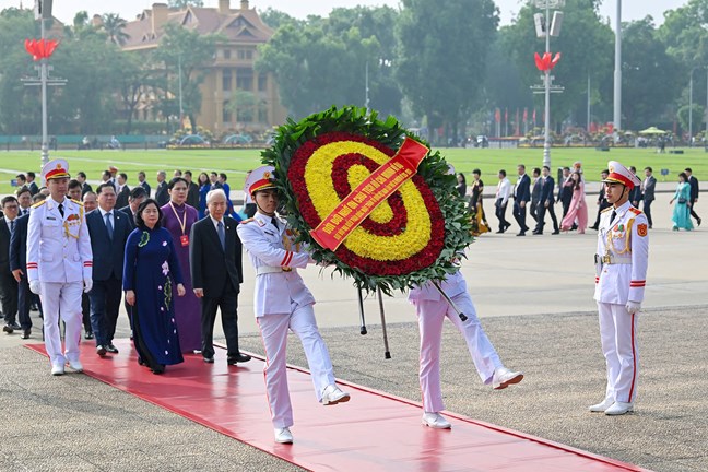 Đoàn đại biểu tham dự Đại hội đại biểu toàn quốc MTTQ Việt Nam lần thứ XI vào Lăng viếng Chủ tịch Hồ Chí Minh
