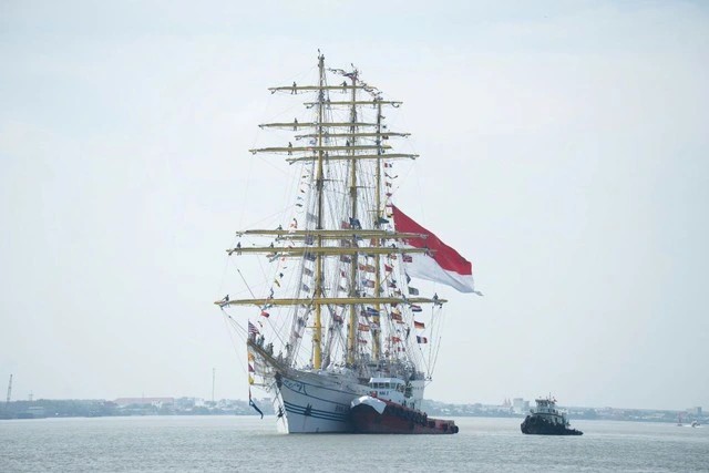 Tàu buồm huấn luyện KRI Bima Suci của Hải quân Indonesia Tàu buồm huấn luyện KRI Bima Suci của Hải quân Indonesia
