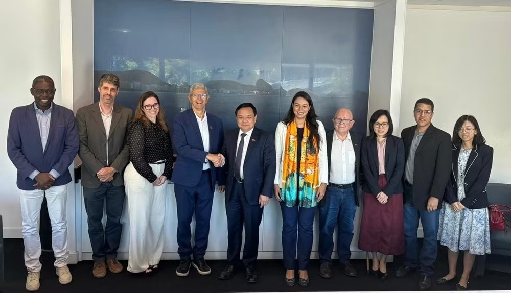 Đại sứ Bùi Văn Nghị và Đoàn công tác làm việc với Trường đại học Liên bang Rio de Janeiro. (Ảnh: Đại sứ quán Việt Nam tại Brazil) Đại sứ Bùi Văn Nghị và Đoàn công tác làm việc với Trường đại học Liên bang Rio de Janeiro. (Ảnh: Đại sứ quán Việt Nam tại Brazil)
