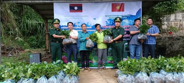 Sơn La triển khai mô hình “Chia sẻ yêu thương, biên cương gắn kết” Sơn La triển khai mô hình “Chia sẻ yêu thương, biên cương gắn kết”